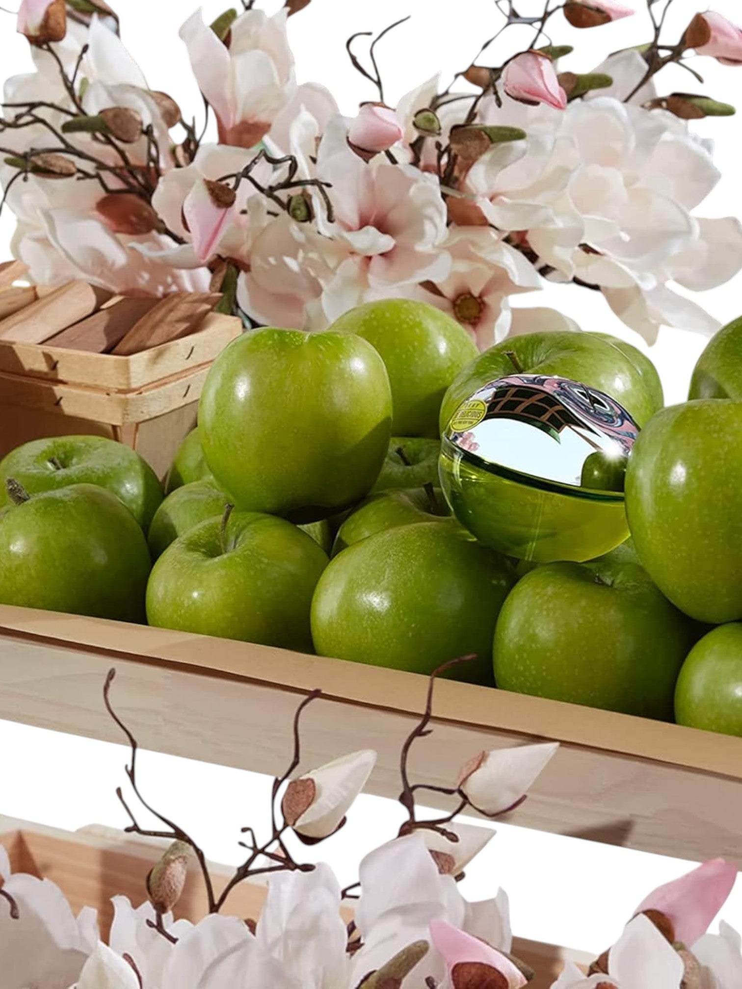 Green apples on a wooden surface with white flowers in the background. Dkny, Monza Outlet, Monza Fashion, Shein Outlet