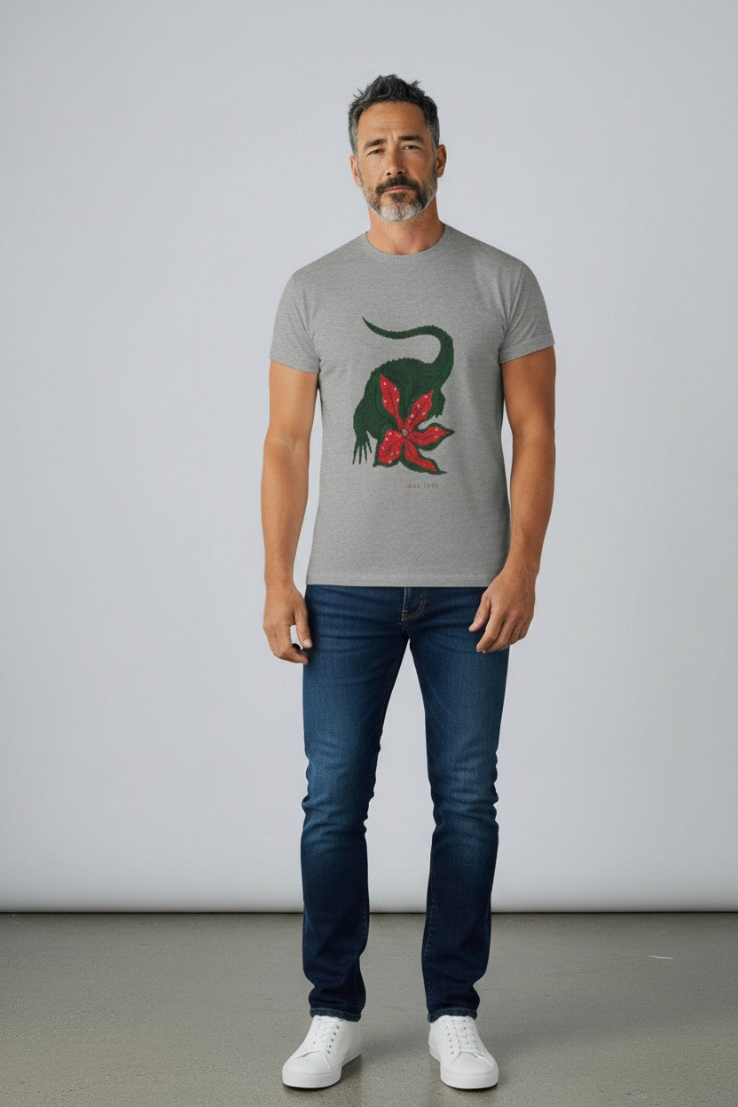 Man wearing a gray t-shirt with a graphic design and blue jeans on a plain background. Lacoste, Monza Outlet, Monza Fashion, Shein Outlet