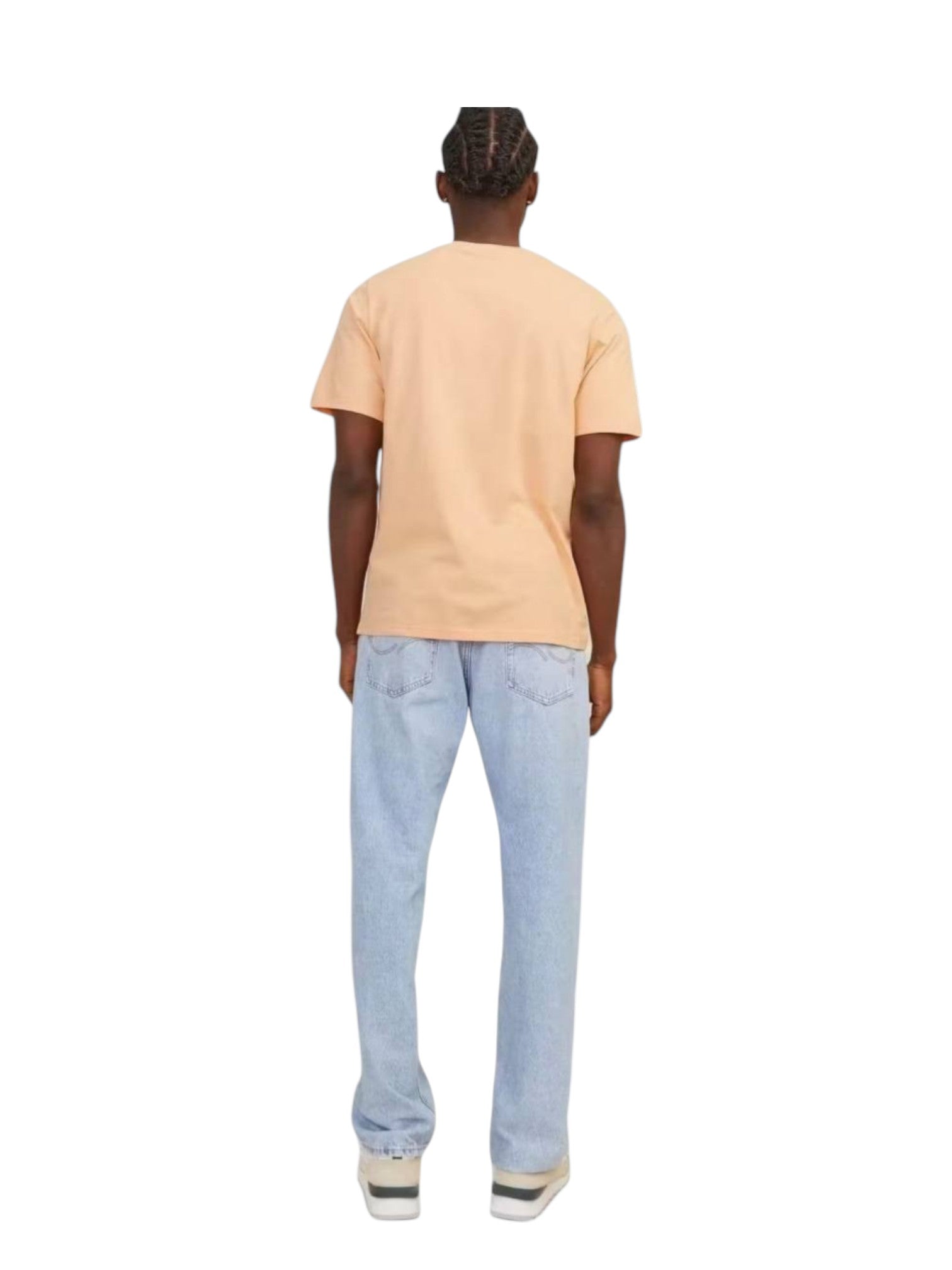 Person wearing a light yellow t-shirt and light blue jeans on a white background.  Jack & Jones, Monza Outlet, Monza Fashion, Shein Outlet 