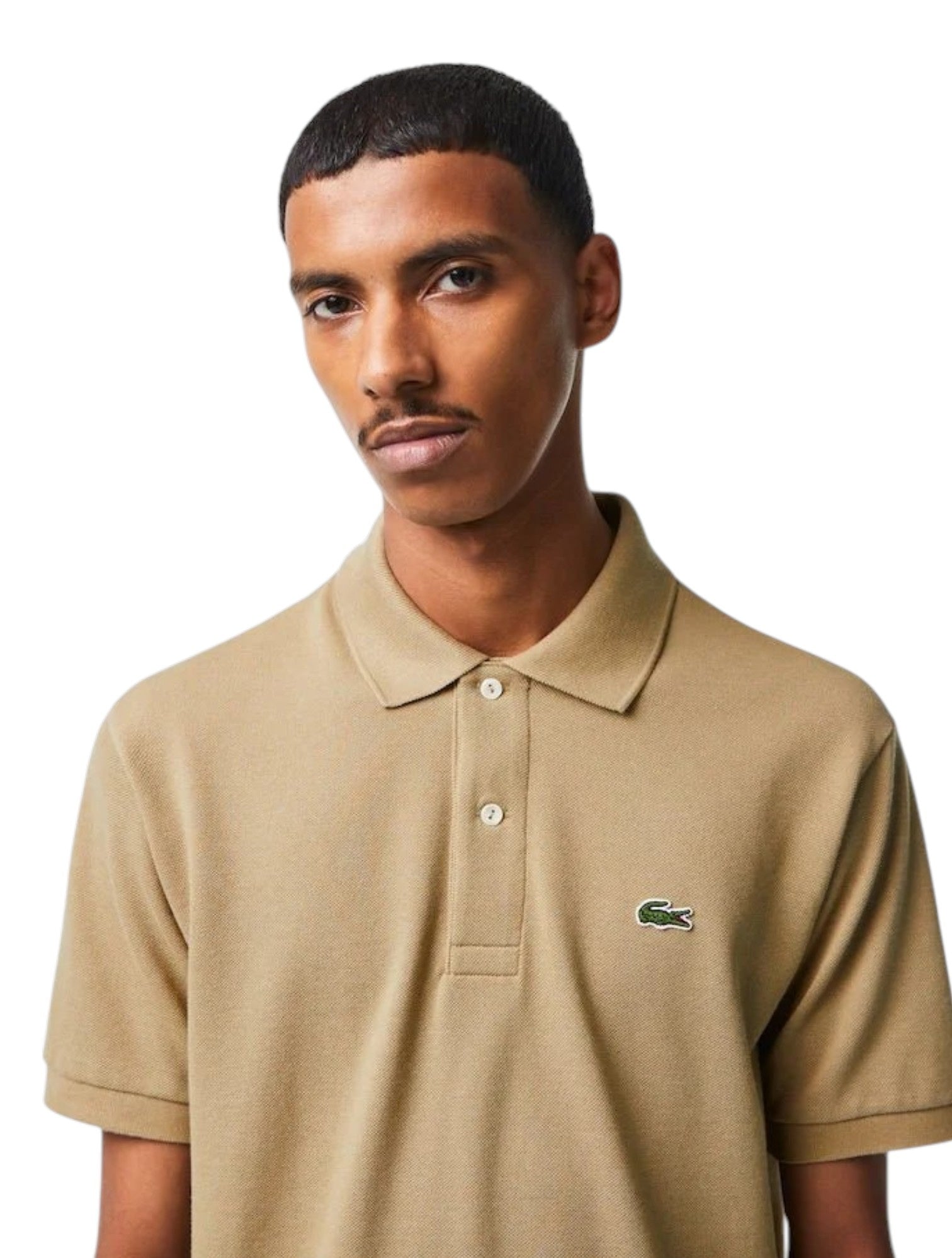 Man wearing a beige polo shirt with a brand logo on a white background. Lacoste, Monza Outlet, Monza Fashion, Shein Outlet