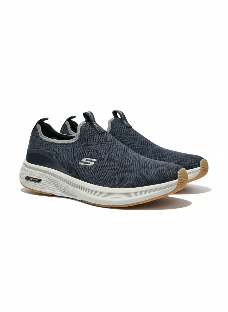 Pair of navy running shoes with white soles on a white background. Maklinit, Monza Outlet, Monza Fashion, Shein Outlet
