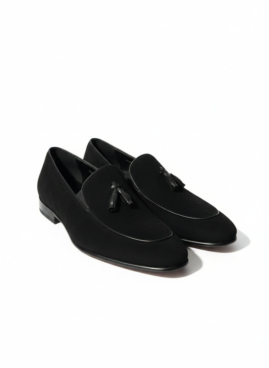 Pair of black loafers on a white background. Maklinit, Monza Outlet, Monza Fashion, Shein Outlet