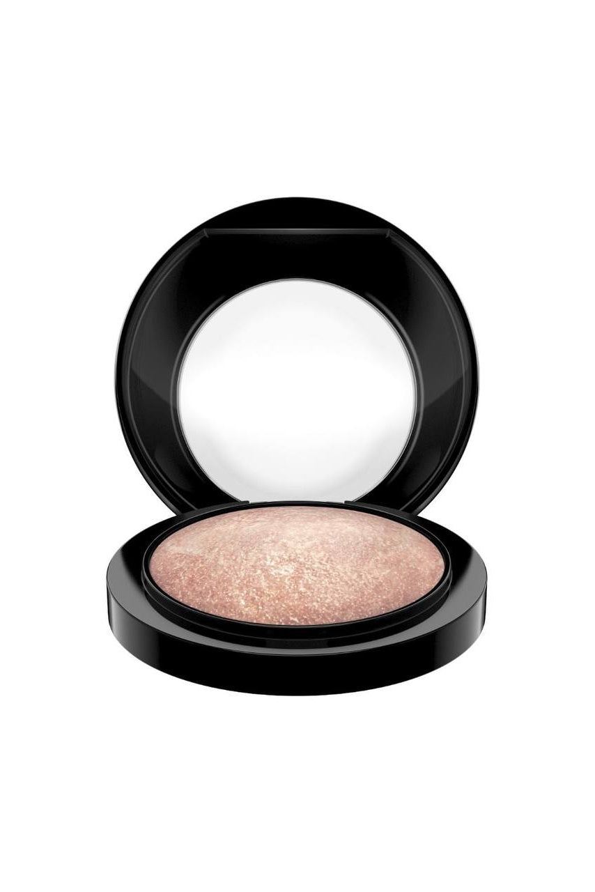 Compact makeup powder with a mirror on a white background Monza fashion outlet, monza outlet, shein outlet, shien outlet cosmetics, makeup, perfume