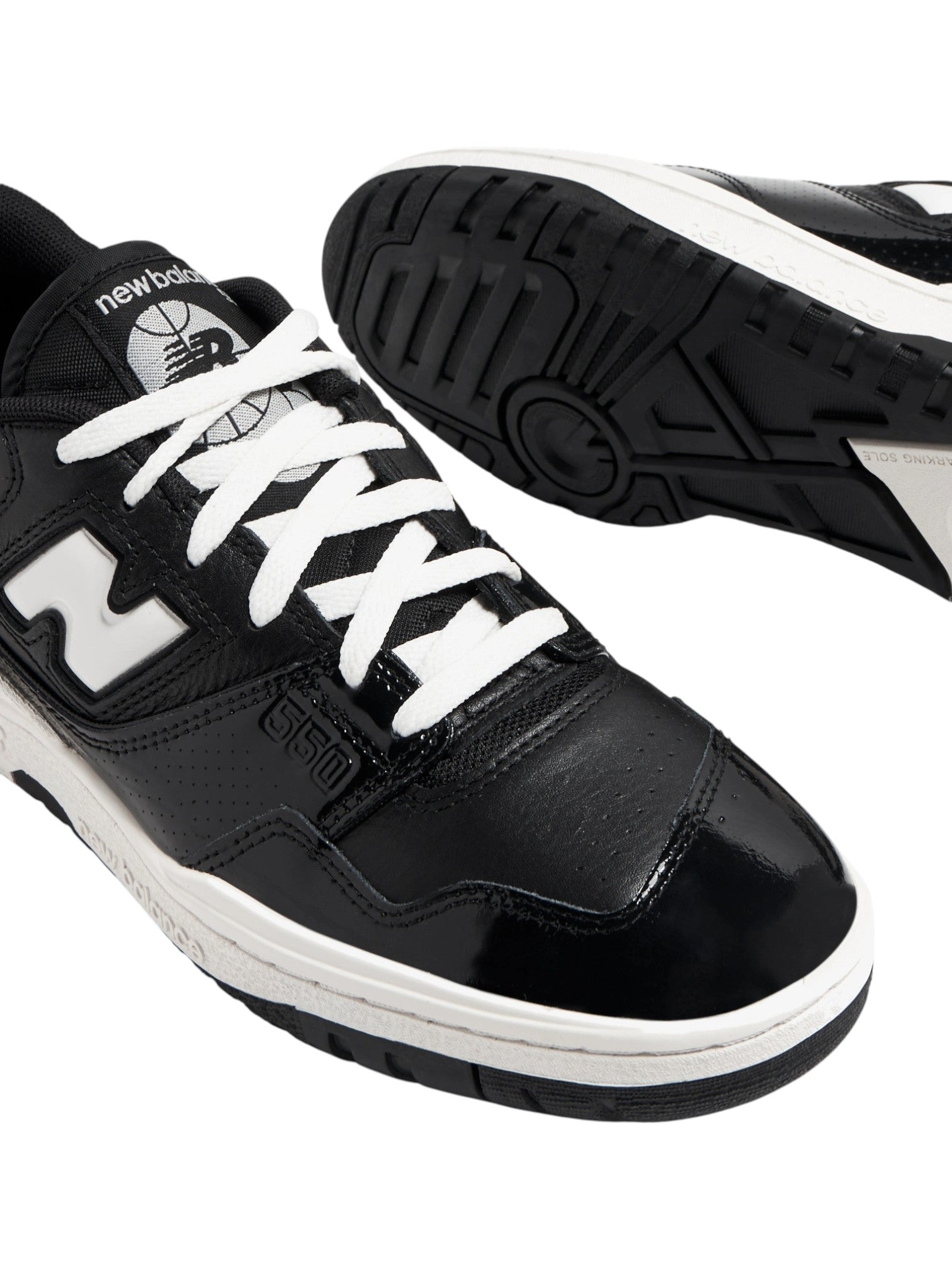 Black and white sneakers with New Balance logo on a white background. New Balance, Monza Outlet, Monza Fashion, Shein Outlet