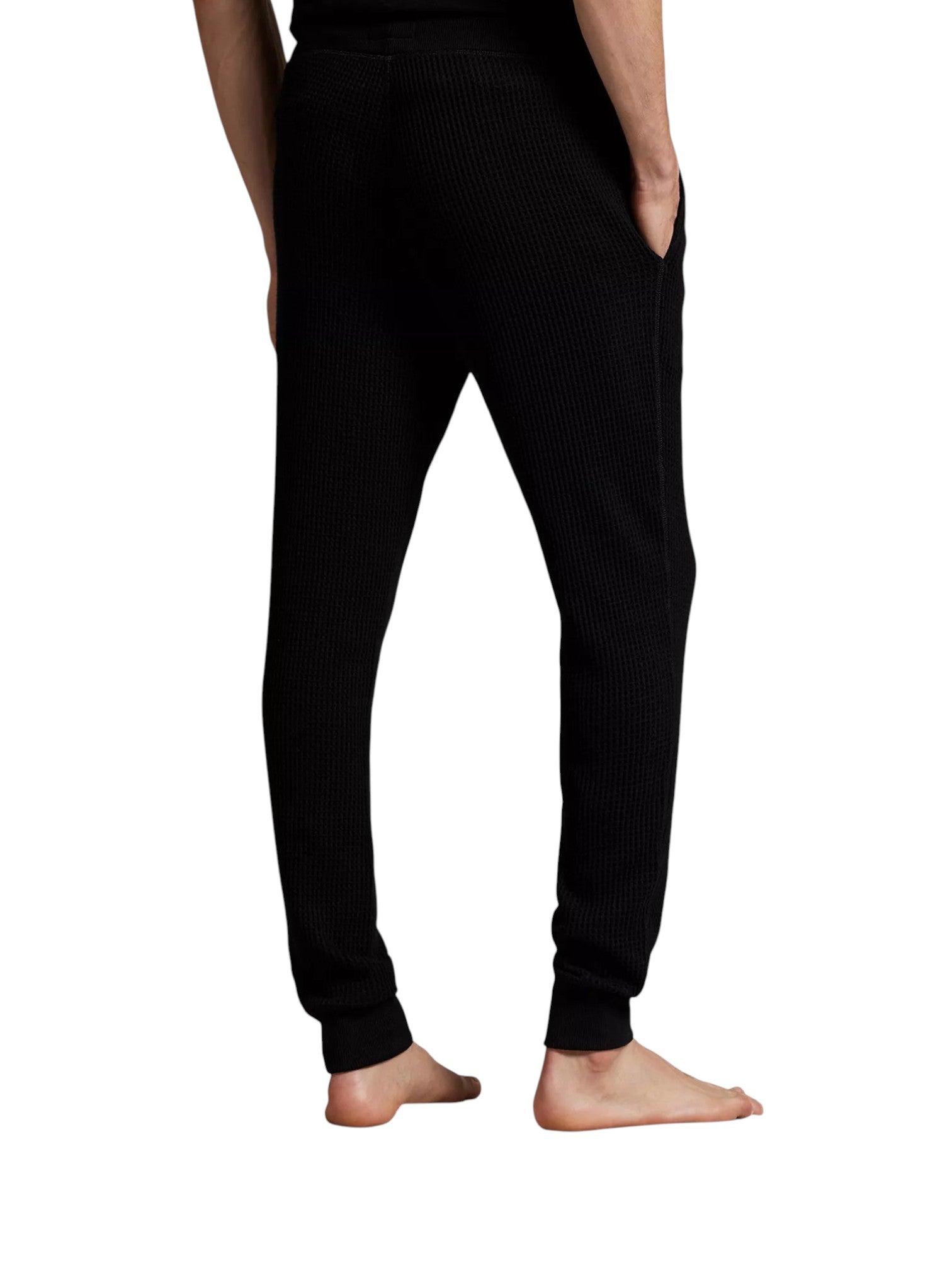 Black jogger pants worn by a person on a white background. Polo Ralph Lauren, Monza Outlet, Monza Fashion, Shein Outlet