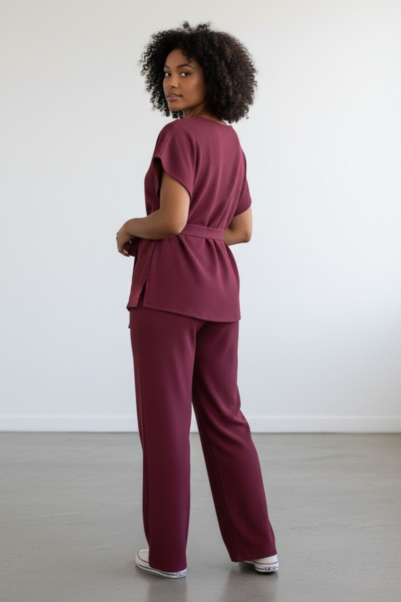 Woman wearing a burgundy outfit against a white background. Antler, Monza Outlet, Monza Fashion, Shein Outlet