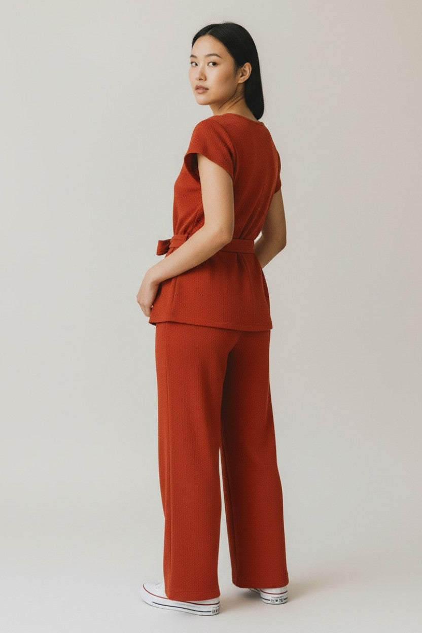 Woman wearing a rust-colored outfit on a plain background. Antler, Monza Outlet, Monza Fashion, Shein Outlet