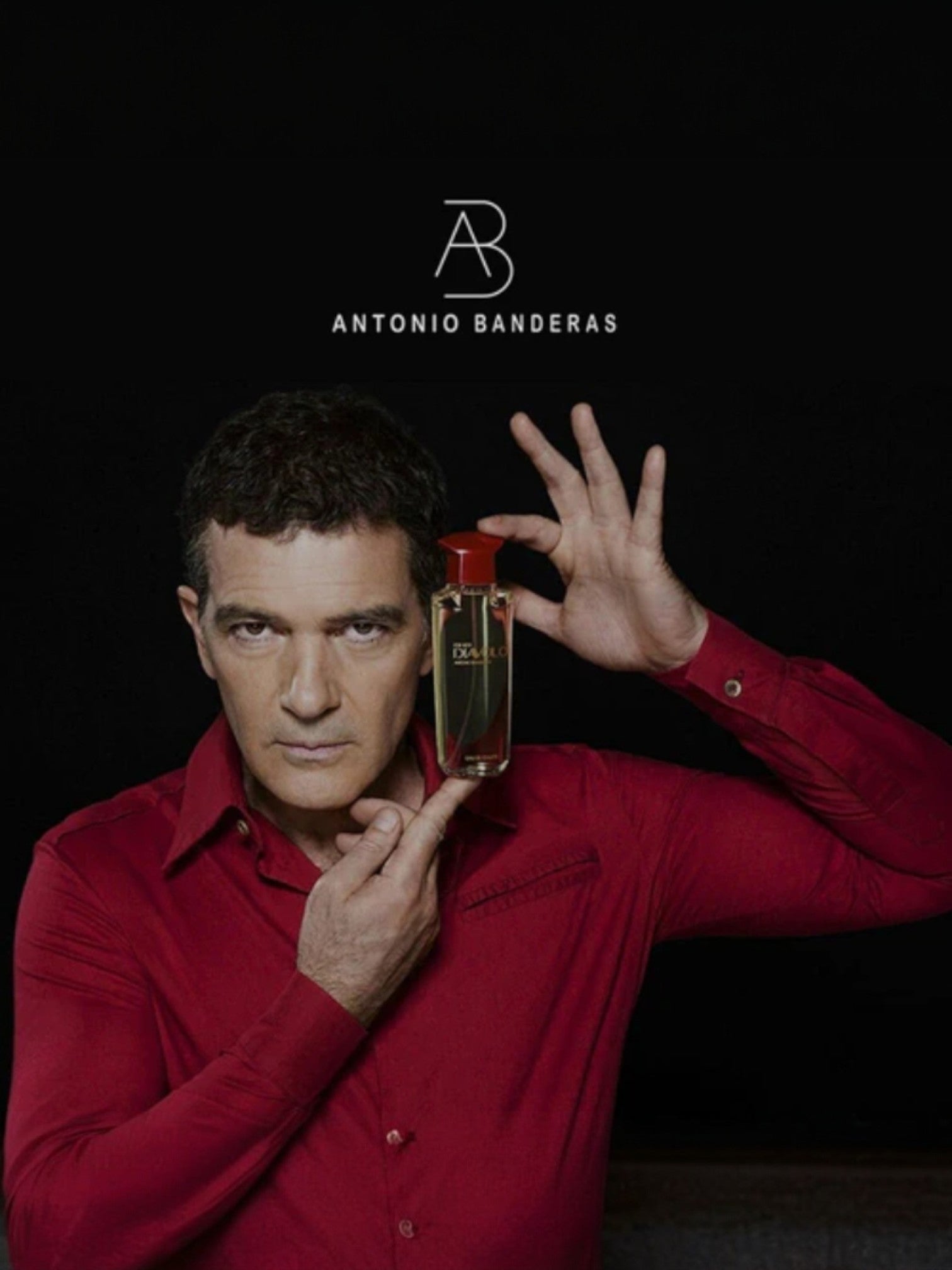 Diávoóló perfume bottle on a red background. Antonio Bandera, Monza Outlet, Monza Fashion, Shein Outlet