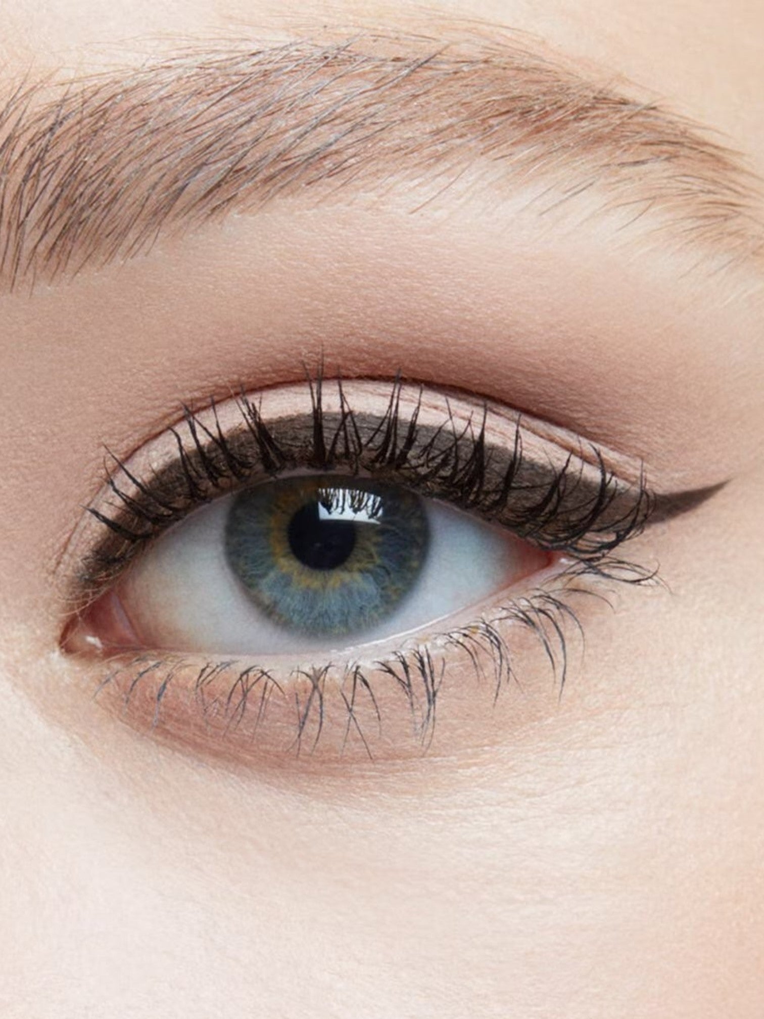 Close-up of a blue eye with makeup. Bobbi Brown, Monza Outlet, Monza Fashion, Shein Outlet