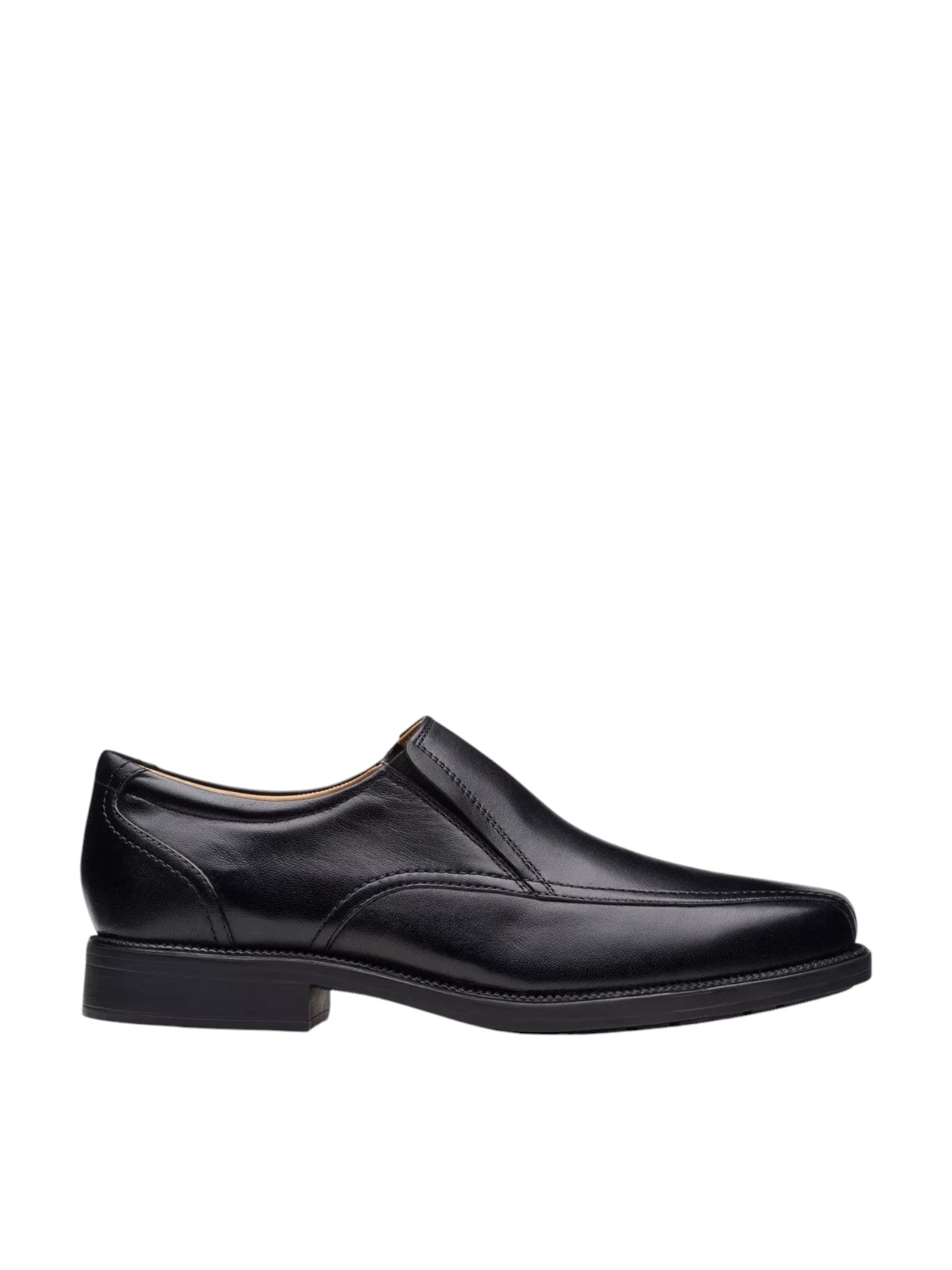 Black dress shoe on a white background. Clarks, Monza Outlet, Monza Fashion, Shein Outlet