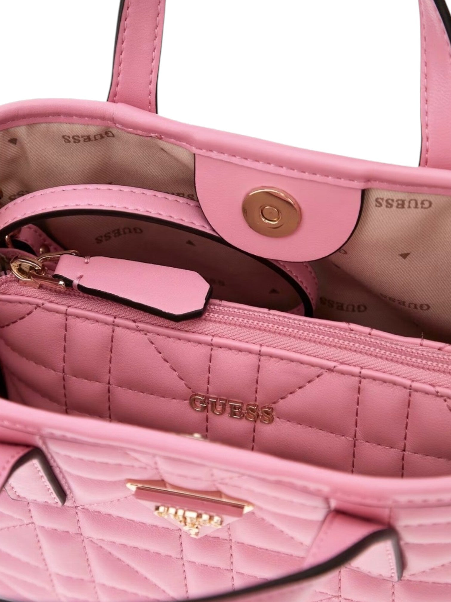 Pink quilted handbag with gold accents featuring the Guess brand. Guess, Monza Outlet, Monza Fashion, Shein Outlet
