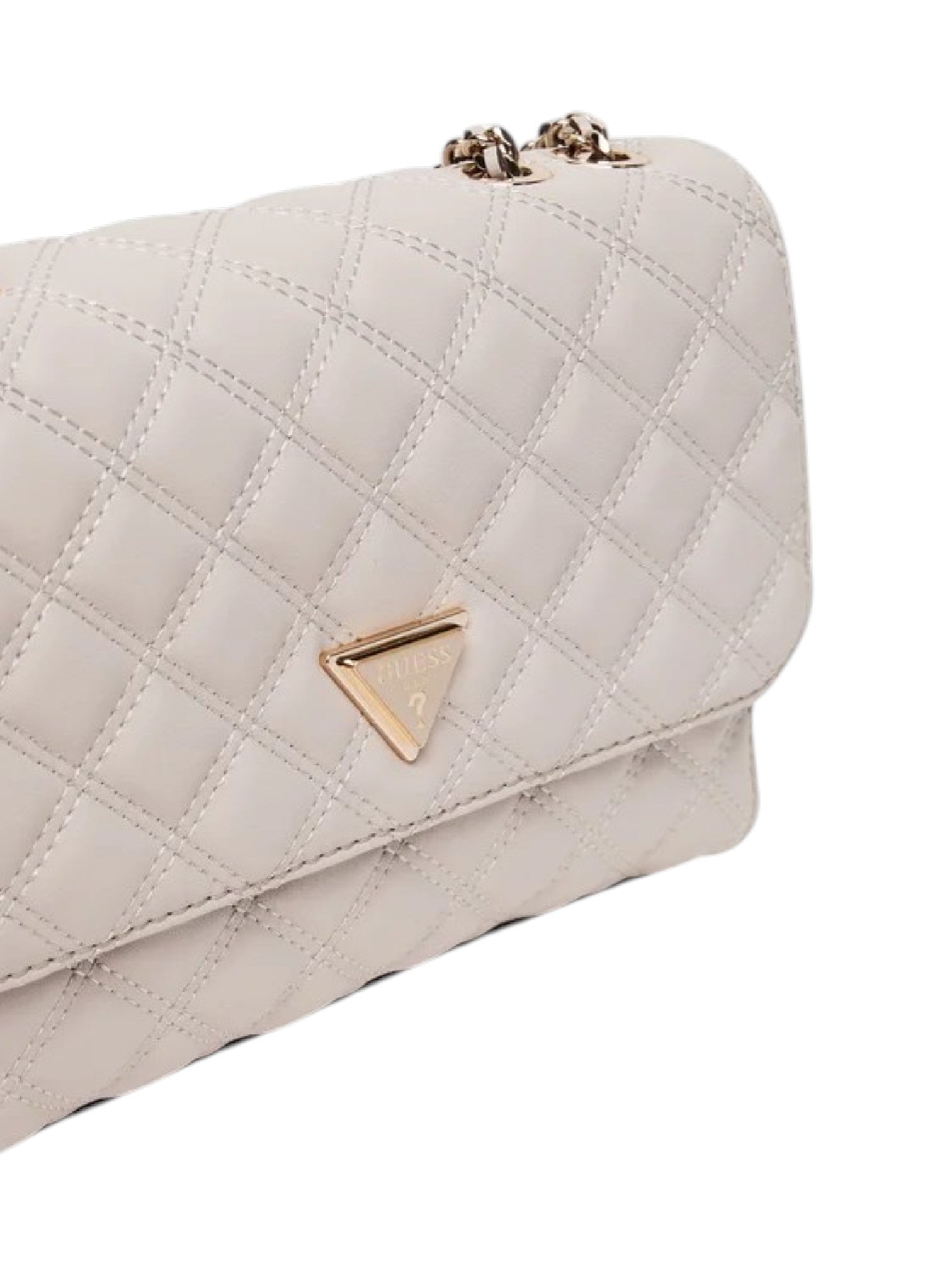 Quilted beige handbag with a gold clasp on a white background. Guess, Monza Outlet, Monza Fashion, Shein Outlet