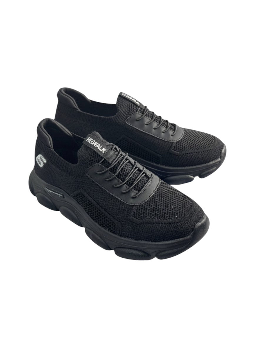 Black sneakers with Skechers branding on a white background. Maklinit, Monza Outlet, Monza Fashion, Shein Outlet