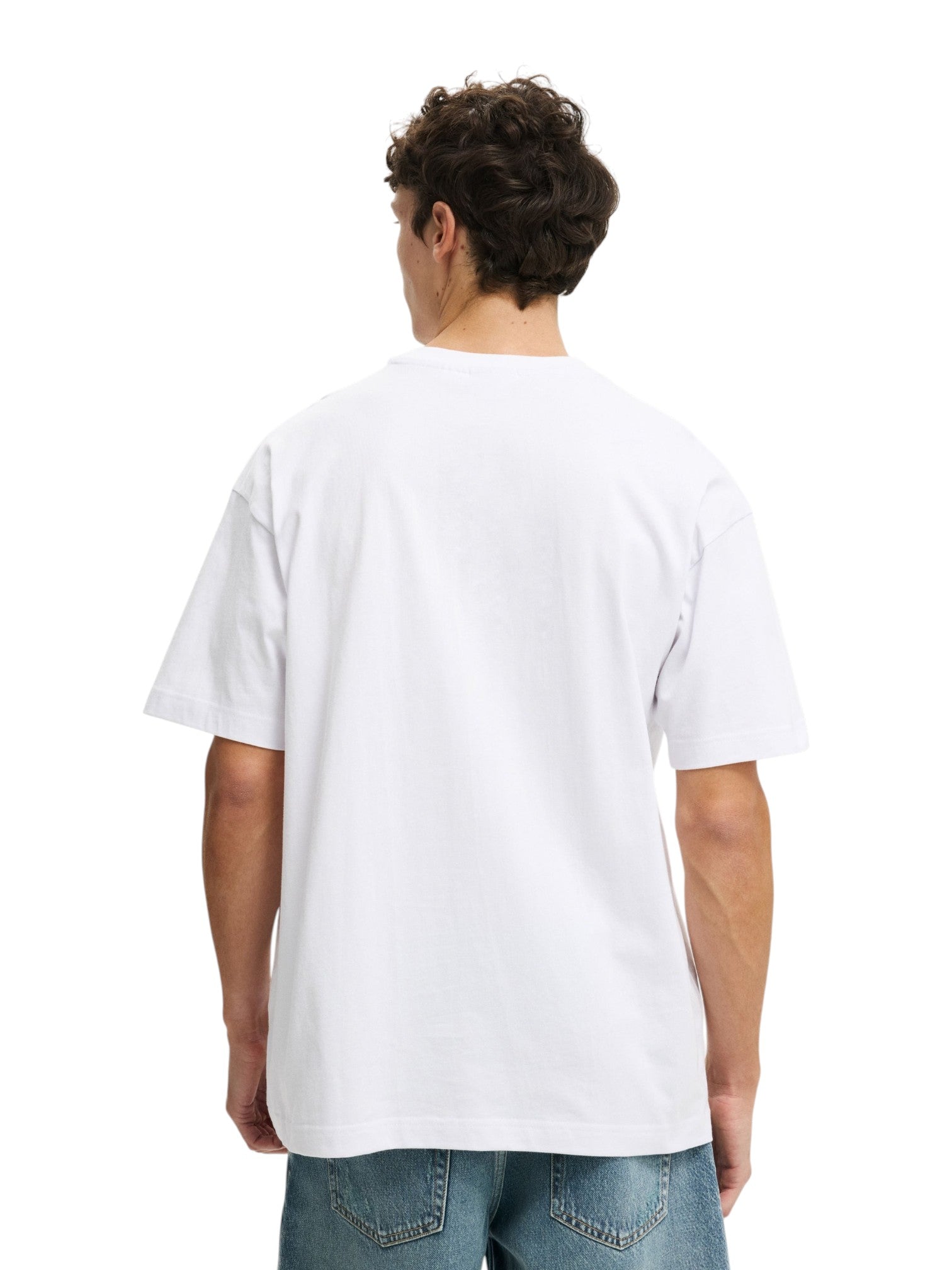 A man viewed from the back wearing a plain white short-sleeve crewneck t-shirt and blue jeans, shot against a solid white background. NBA, Monza Outlet, Monza Fashion, Shein Outlet
