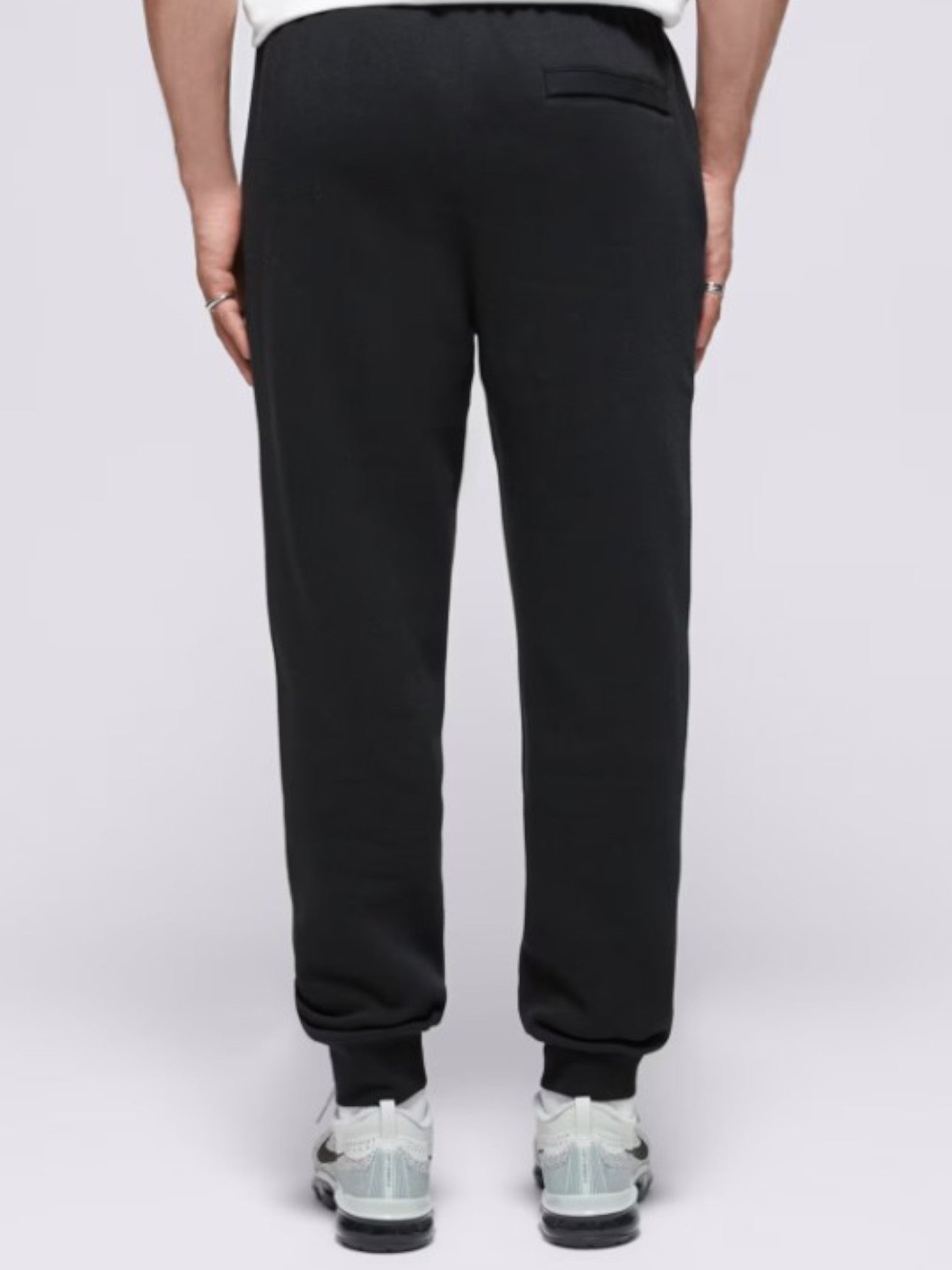 Person wearing black sweatpants on a white background. Nike, Monza Outlet, Monza Fashion, Shein Outlet 