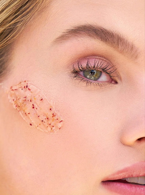 Close-up of a woman's face with a patch on her cheek. Summer Fridays, Monza Outlet, Monza Fashion, Shein Outlet