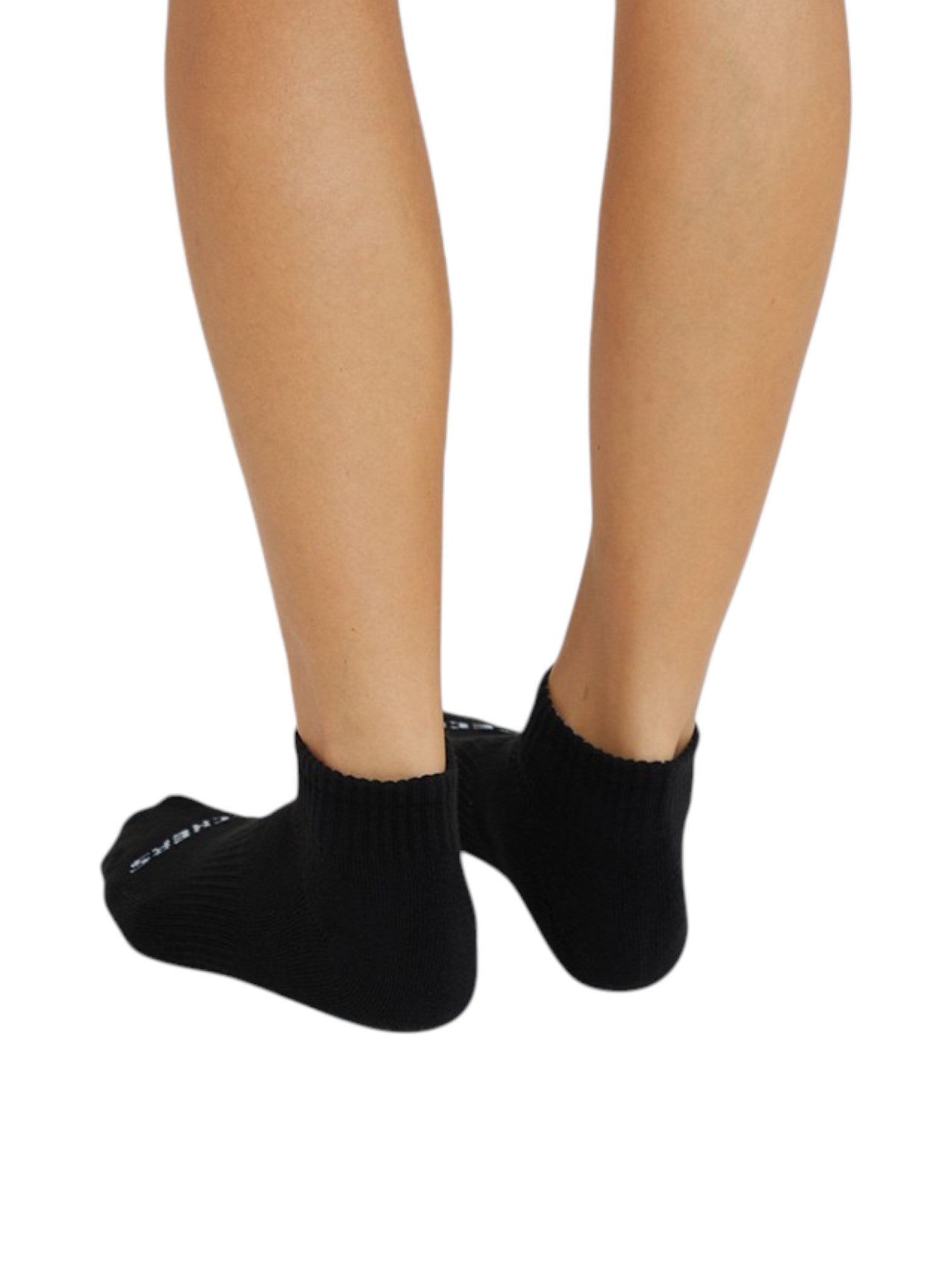 Black ankle socks worn by a person on a white background. Skechers, Monza Outlet, Monza Fashion, Shein Outlet