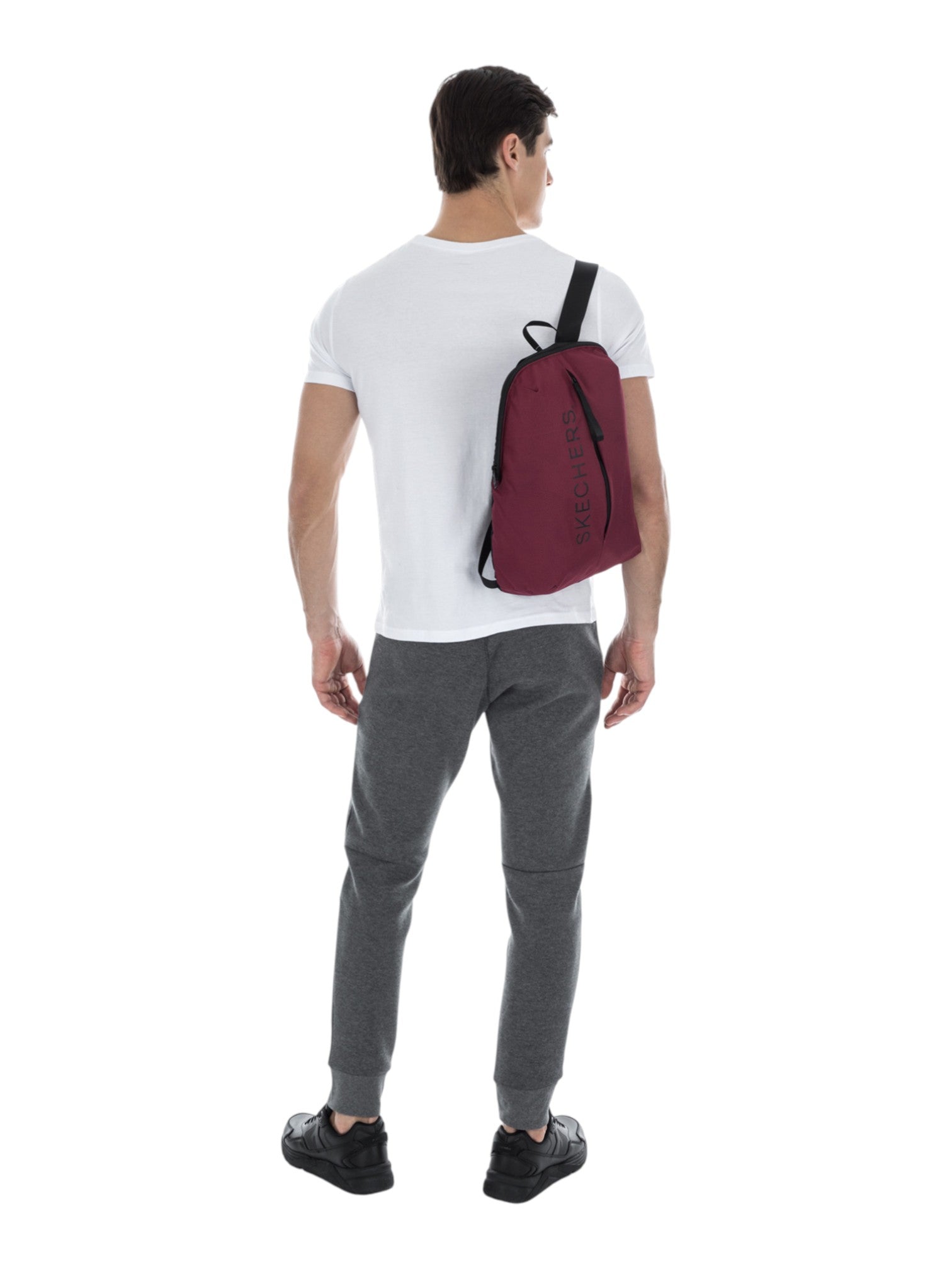 Man wearing a white t-shirt and gray pants with a maroon backpack on a white background. Skechers, Monza Outlet, Monza Fashion, Shein Outlet