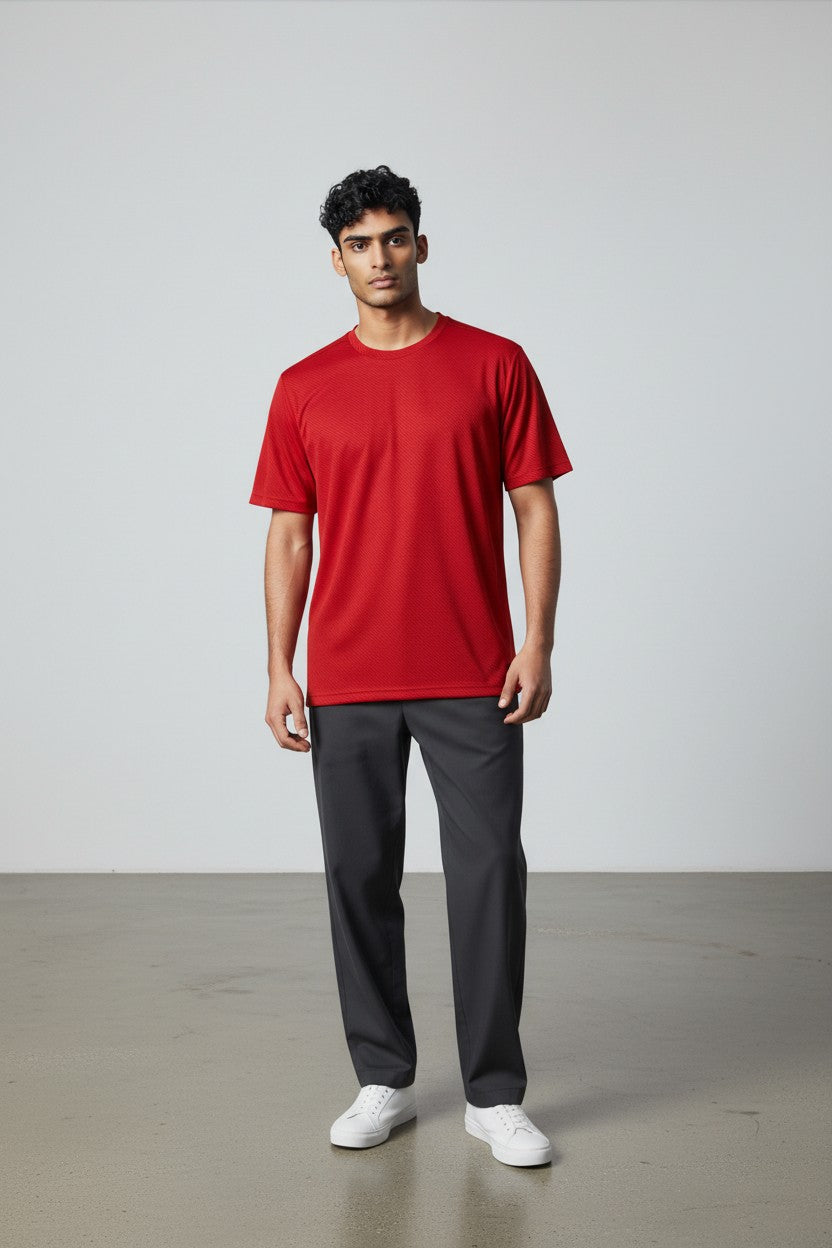 Man wearing a red t-shirt and gray pants standing against a plain background. Adidas, Monza Outlet, Monza Fashion, Shein Outlet