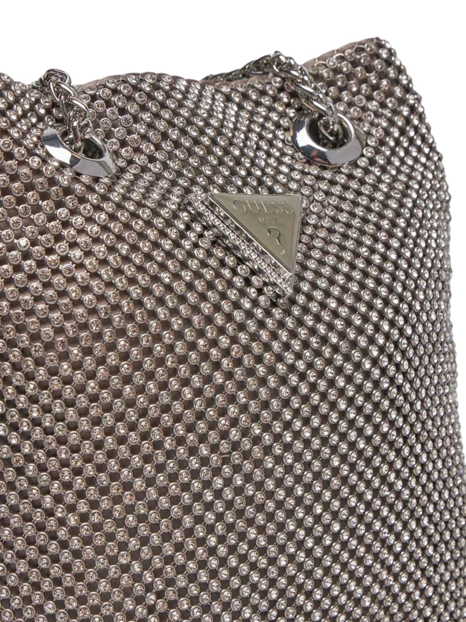 Close-up of a textured handbag with a brand logo on a white background. Guess, Monza Outlet, Monza Fashion, Shein Outlet