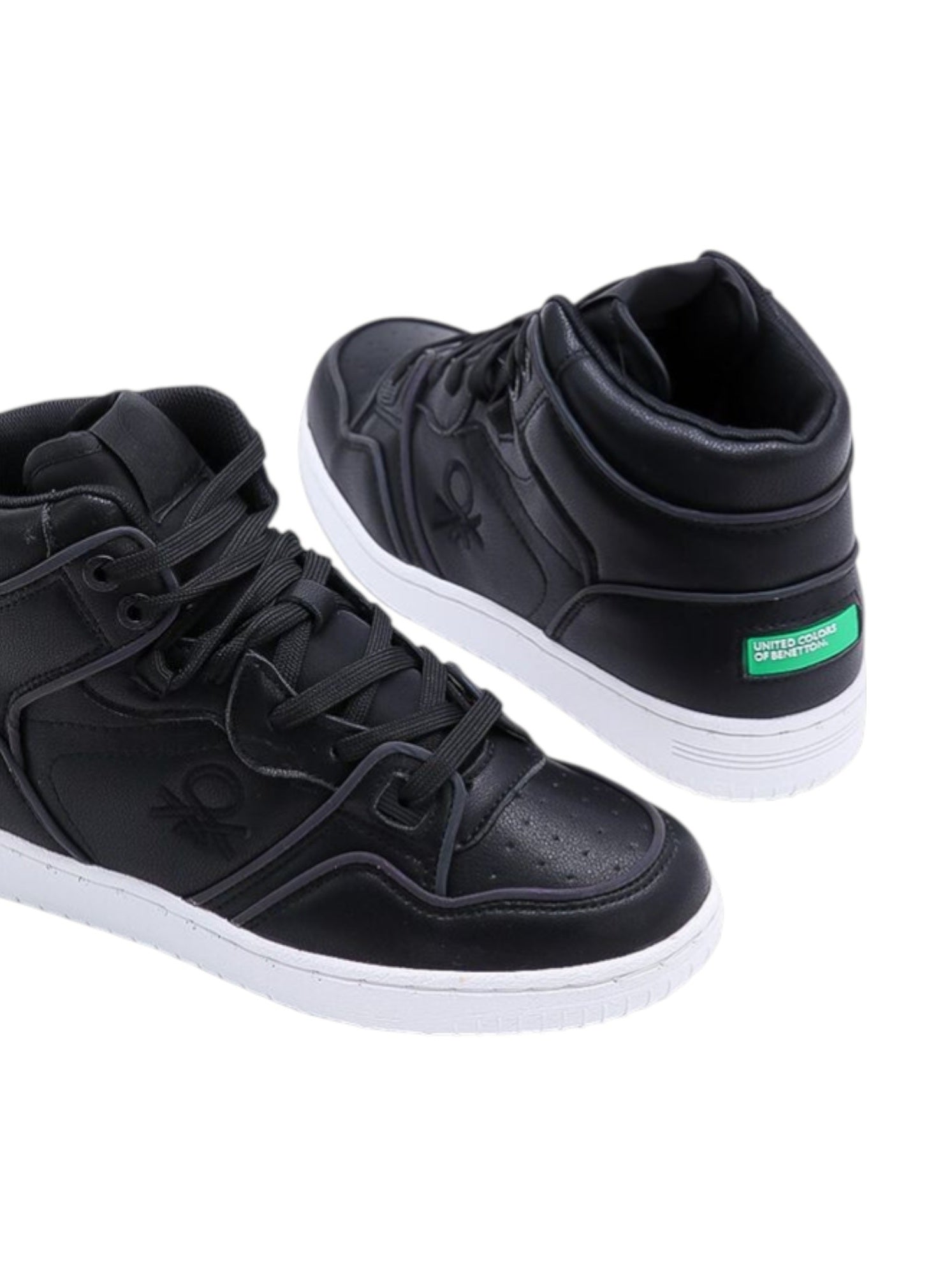 Black high-top sneakers with a green label on a white background.  United Colors of Benetton, Monza Outlet, Monza Fashion, Shein Outlet 