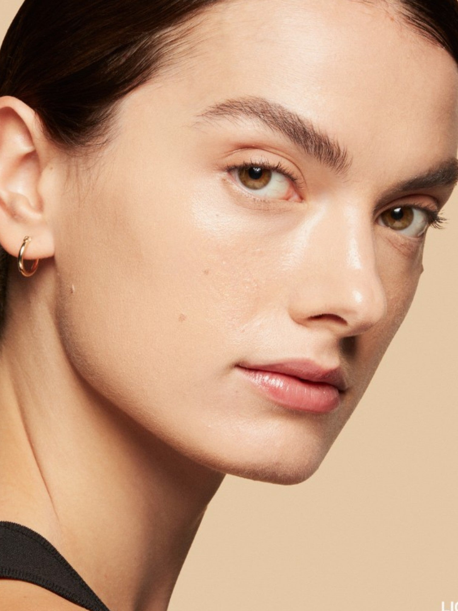 Close-up of a persons face with a neutral background. Bobbi Brown, Monza Outlet, Monza Fashion, Shein Outlet