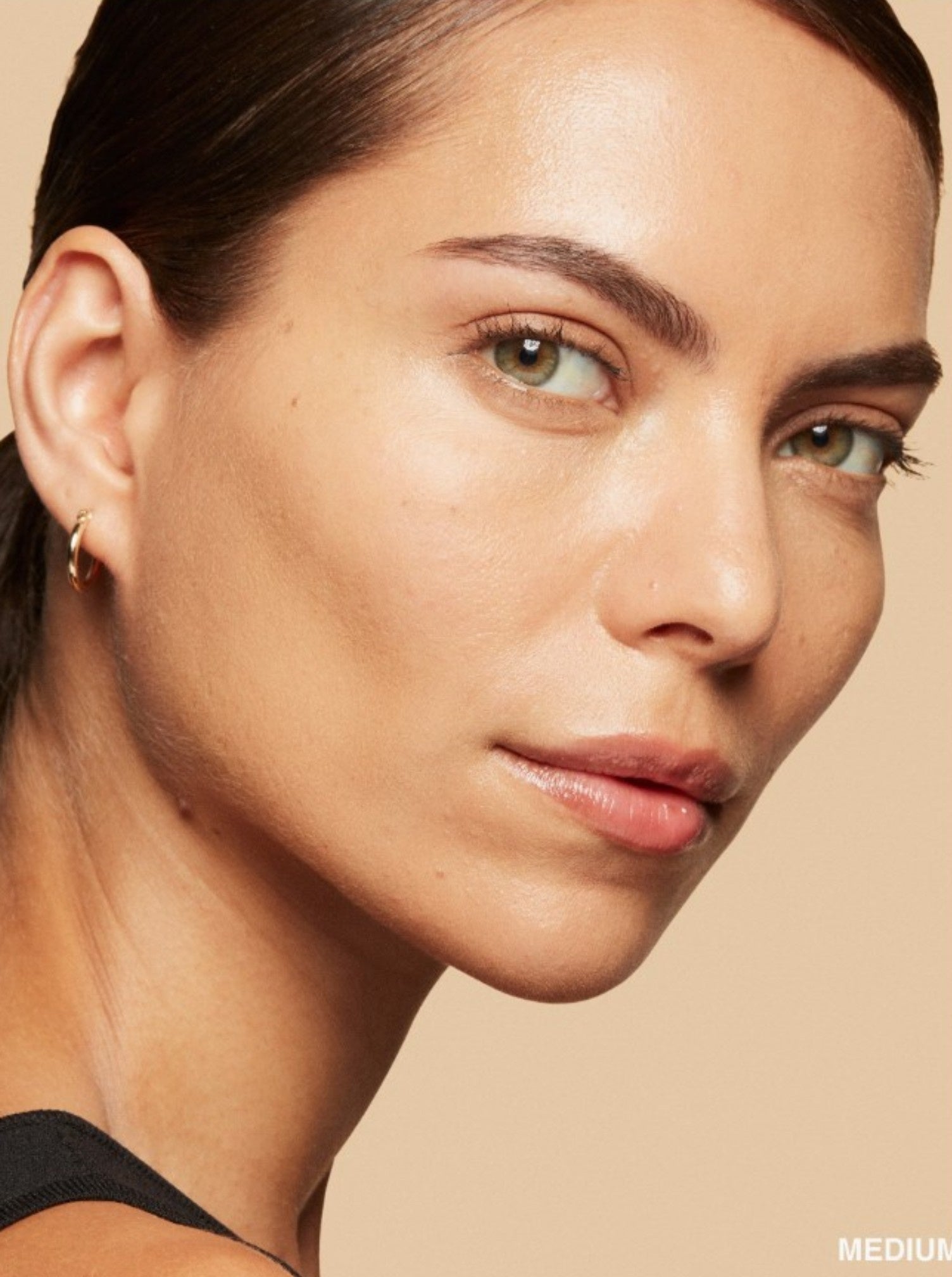 Close-up of a person with a neutral background. Bobbi Brown, Monza Outlet, Monza Fashion, Shein Outlet