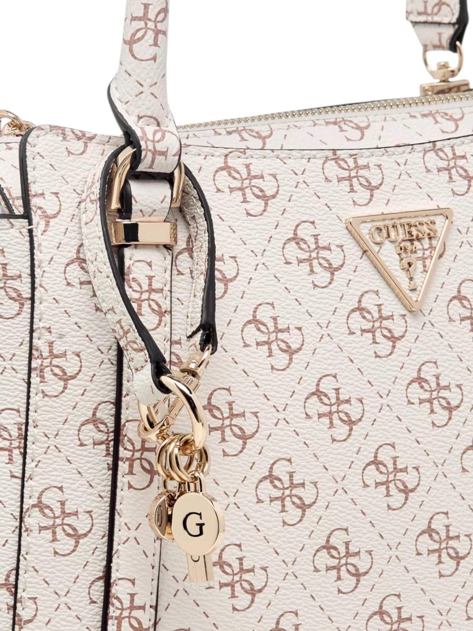 Close-up of a patterned handbag with a gold keychain and G charm. Guess, Monza Outlet, Monza Fashion, Shein Outlet