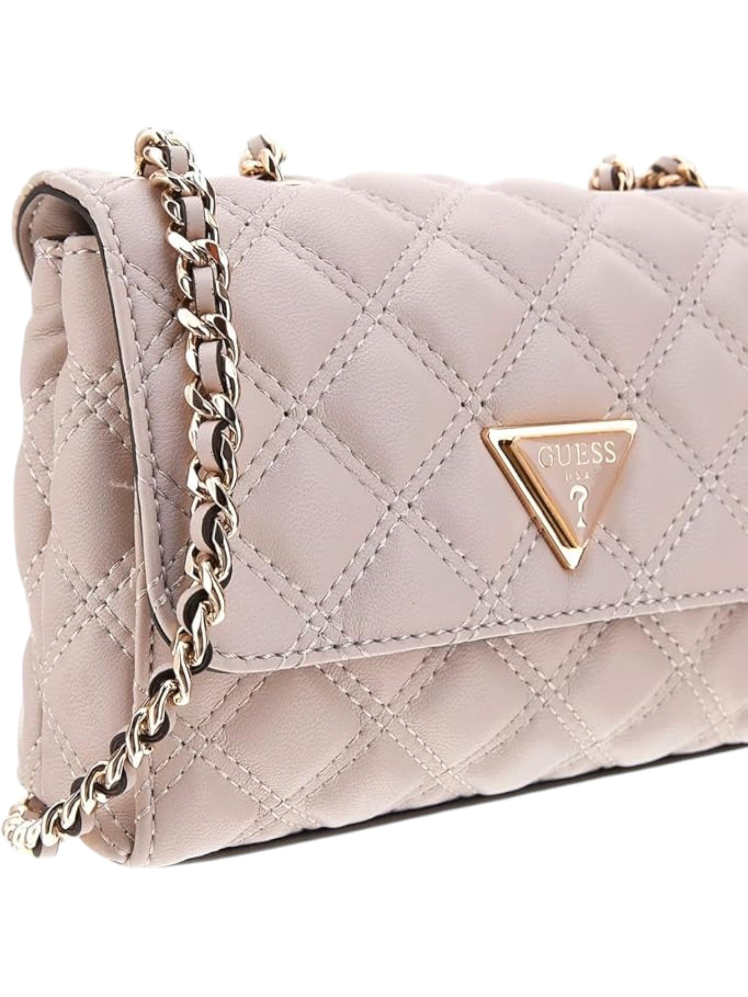 Quilted pink handbag with chain detail and Guess logo on a white background. Guess, Monza Outlet, Monza Fashion, Shein Outlet