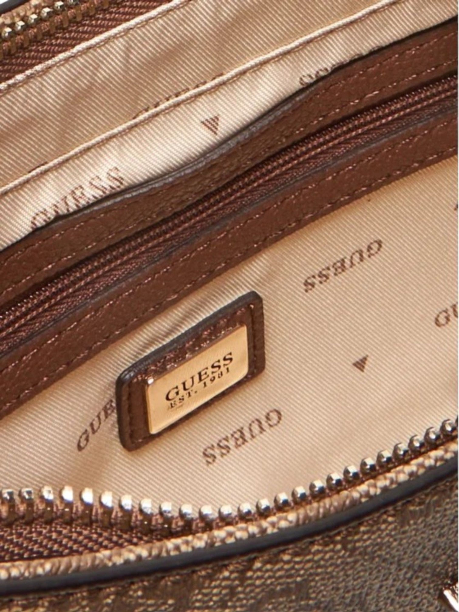 Close-up of a Guess handbag with visible branding. Guess, Monza Outlet, Monza Fashion, Shein Outlet