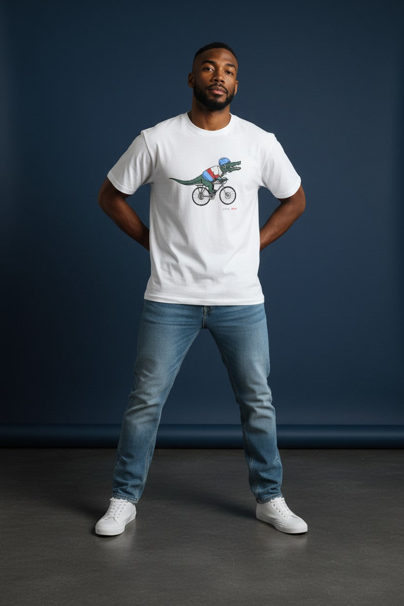 Man wearing a white t-shirt with a graphic design against a blue background. Lacoste, Monza Outlet, Monza Fashion, Shein Outlet