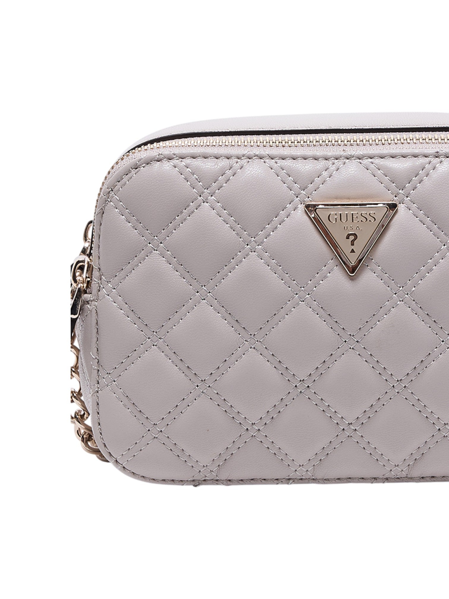 Quilted light gray handbag with Guess logo on a white background. Guess, Monza Outlet, Monza Fashion, Shein Outlet