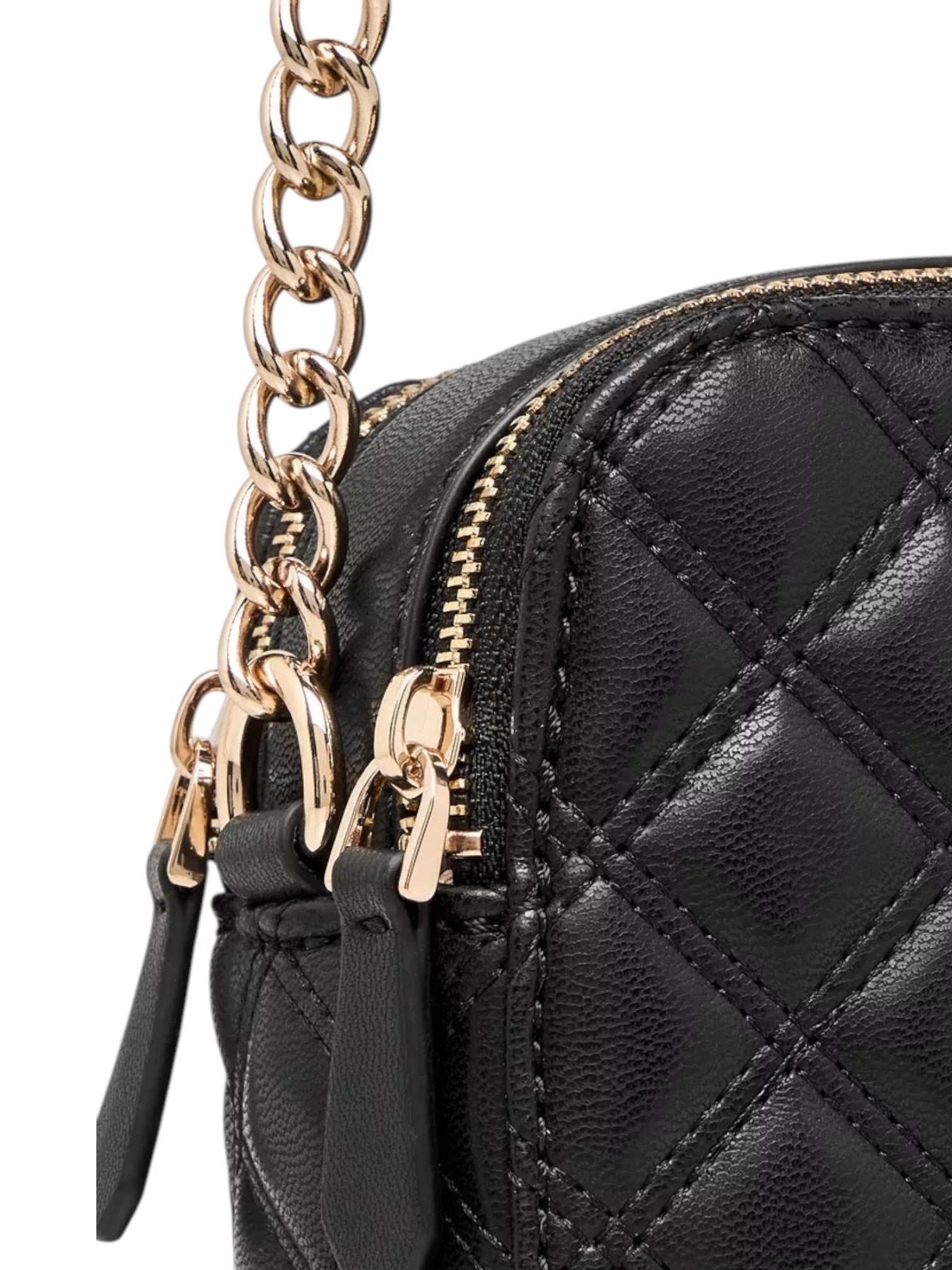 Black quilted handbag with gold chain strap and zipper details on a white background. Guess, Monza Outlet, Monza Fashion, Shein Outlet