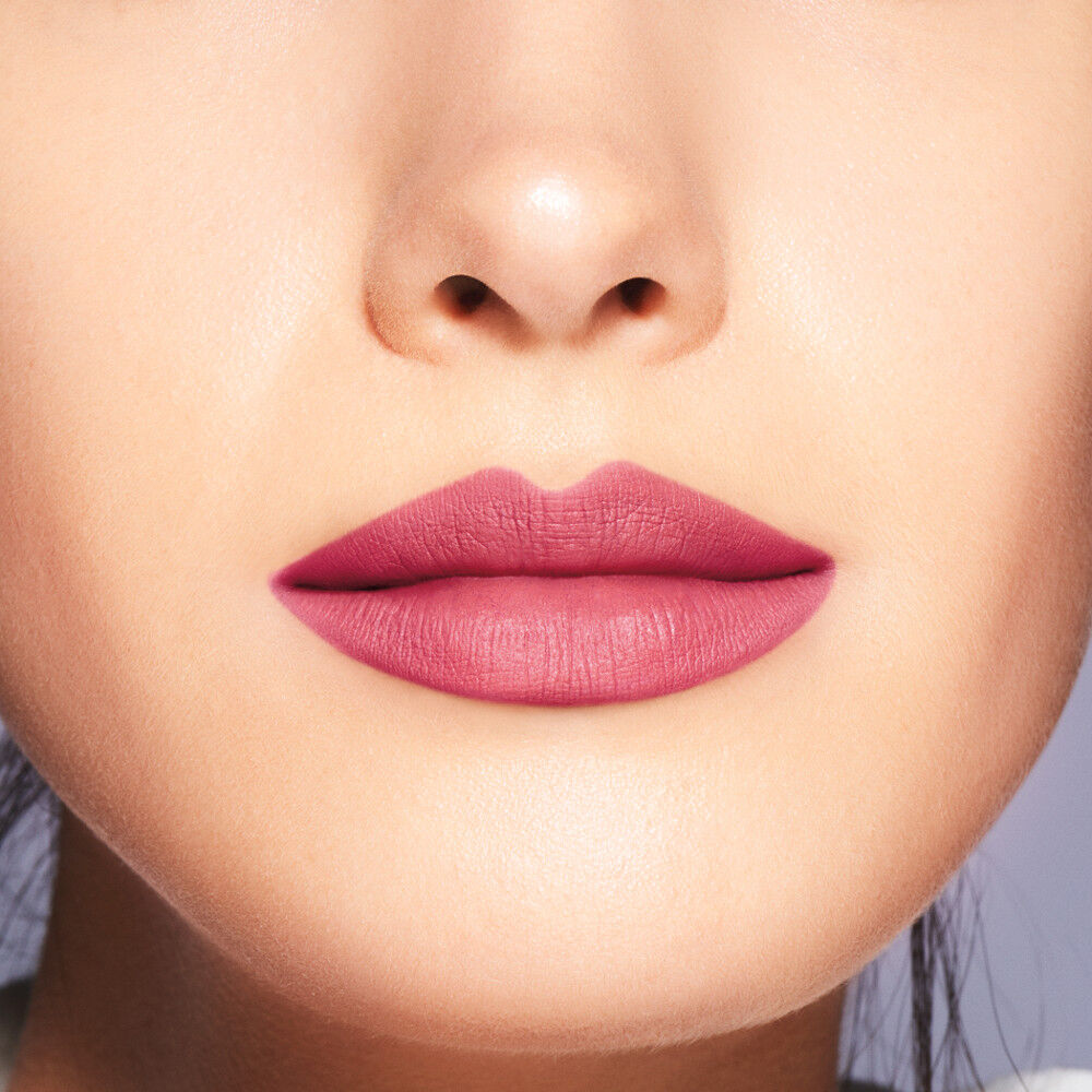 Close-up of a woman's lips with pink lipstick on a neutral background. Shiseido, Monza Outlet, Monza Fashion, Shein Outlet