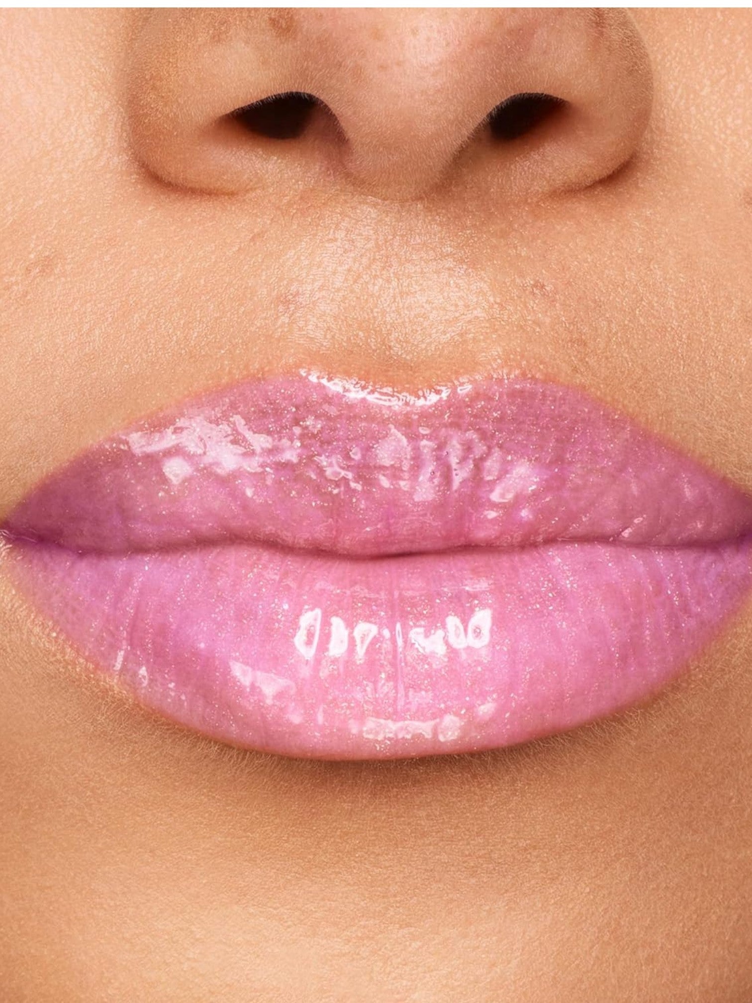 Close-up of a person's lips with pink glossy lipstick monza outlet, Shein outlet, monza fashion