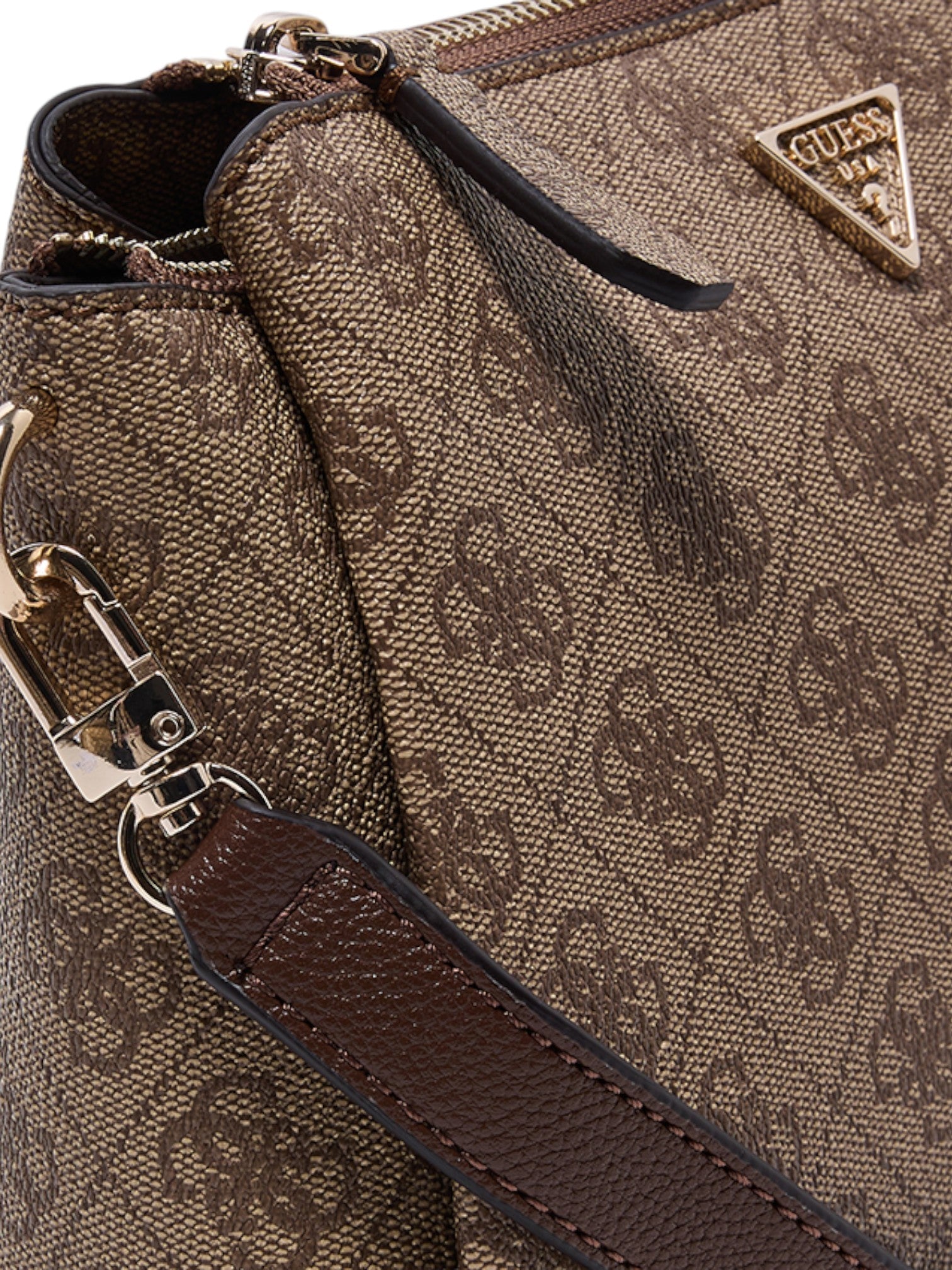 Close-up of a brown handbag with a visible brand logo, featuring a zipper and strap. Guess, Monza Outlet, Monza Fashion, Shein Outlet