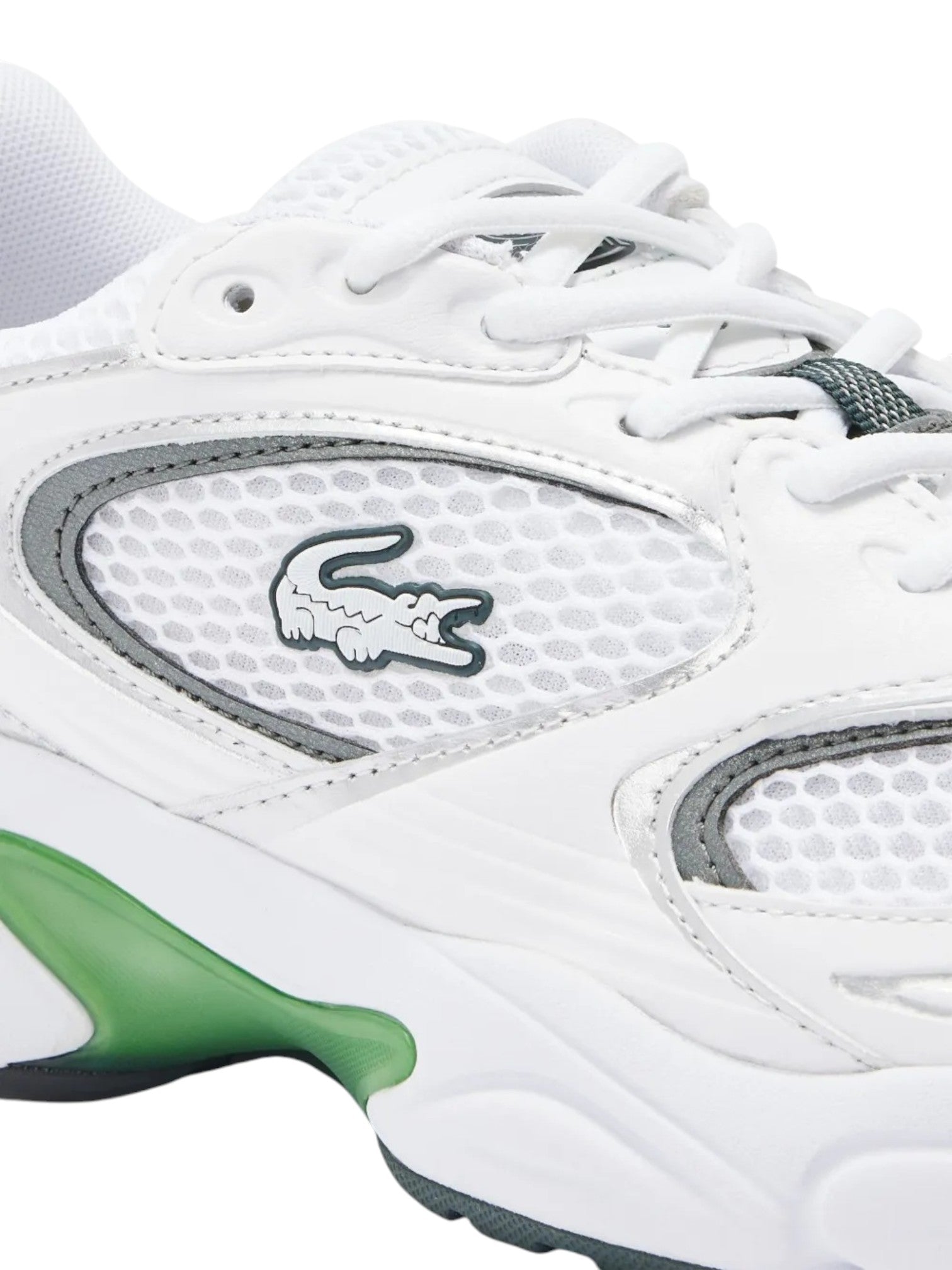 White sneaker with green accents and Lacoste logo on a white background. Lacoste, Monza Outlet, Monza Fashion, Shein Outlet
