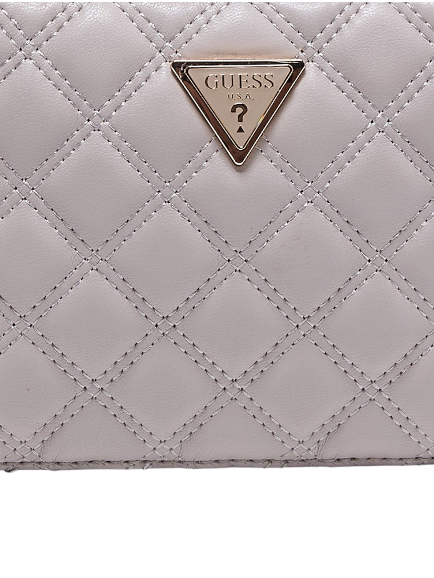 Quilted gray handbag with Guess logo on a white background. Guess, Monza Outlet, Monza Fashion, Shein Outlet
