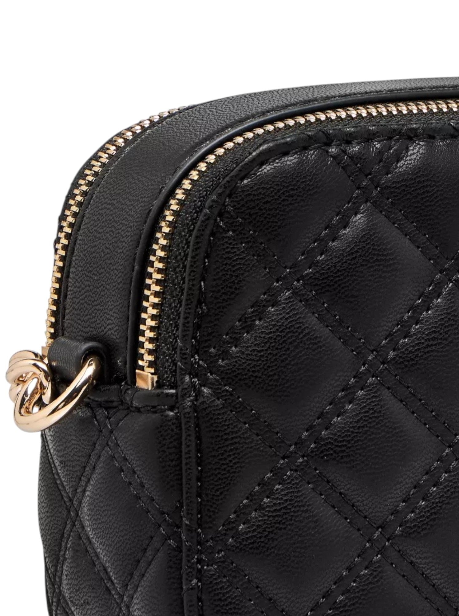 Close-up of a black quilted handbag with gold zipper. Guess, Monza Outlet, Monza Fashion, Shein Outlet