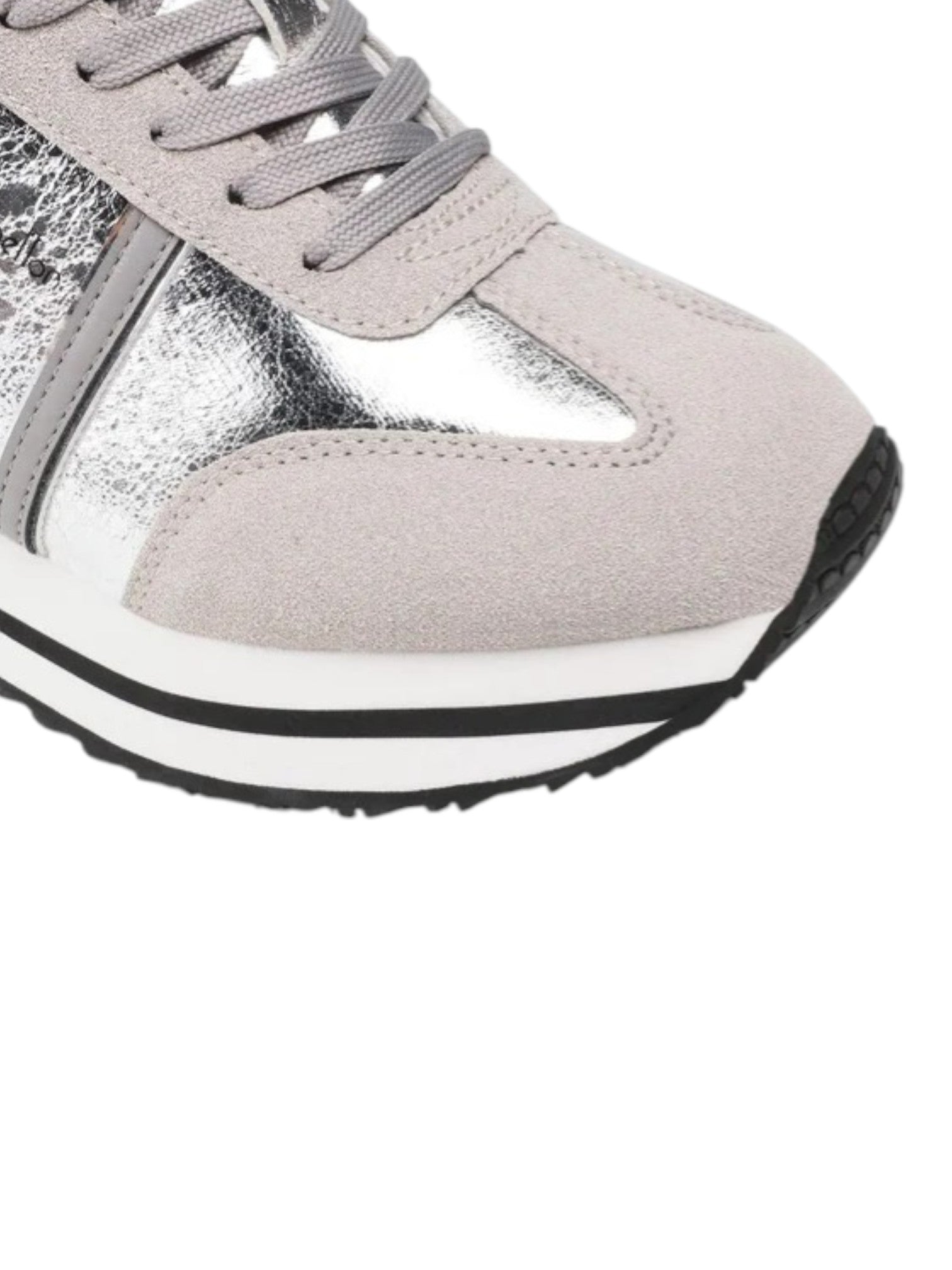 Gray sneaker with a white sole on a white background.  United Colors of Benetton, Monza Outlet, Monza Fashion, Shein Outlet 