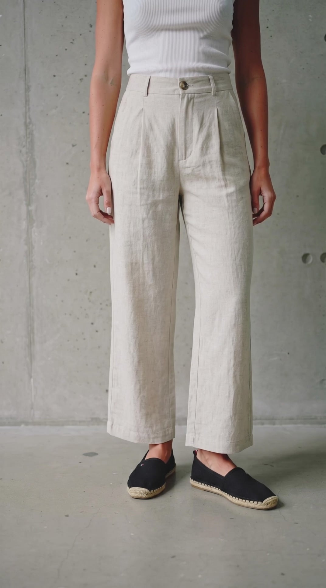 A pair of black espadrille slip on shoes with natural jute wrapped soles, shown from a three quarters angle on a white background. Tommy Hilfiger, Monza Outlet, Monza Fashion, Shein Outlet