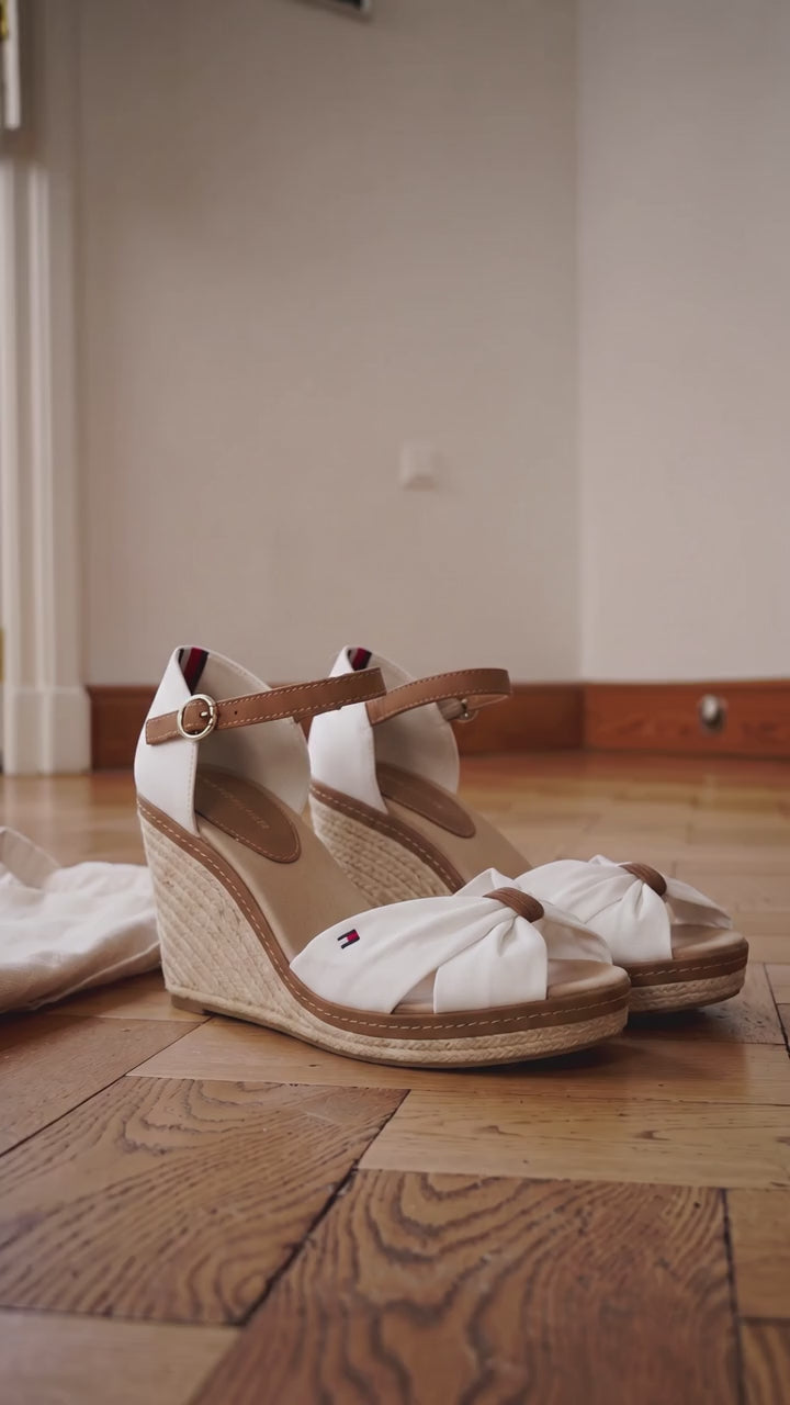 A pair of Tommy Hilfiger slipon shoes in dusty pink canvas, featuring a brown rubber toe bumper, a white midsole, and the brand's signature red, white, and blue stripes on the heel. Tommy Hilfiger, Monza Outlet, Monza Fashion, Shein Outlet