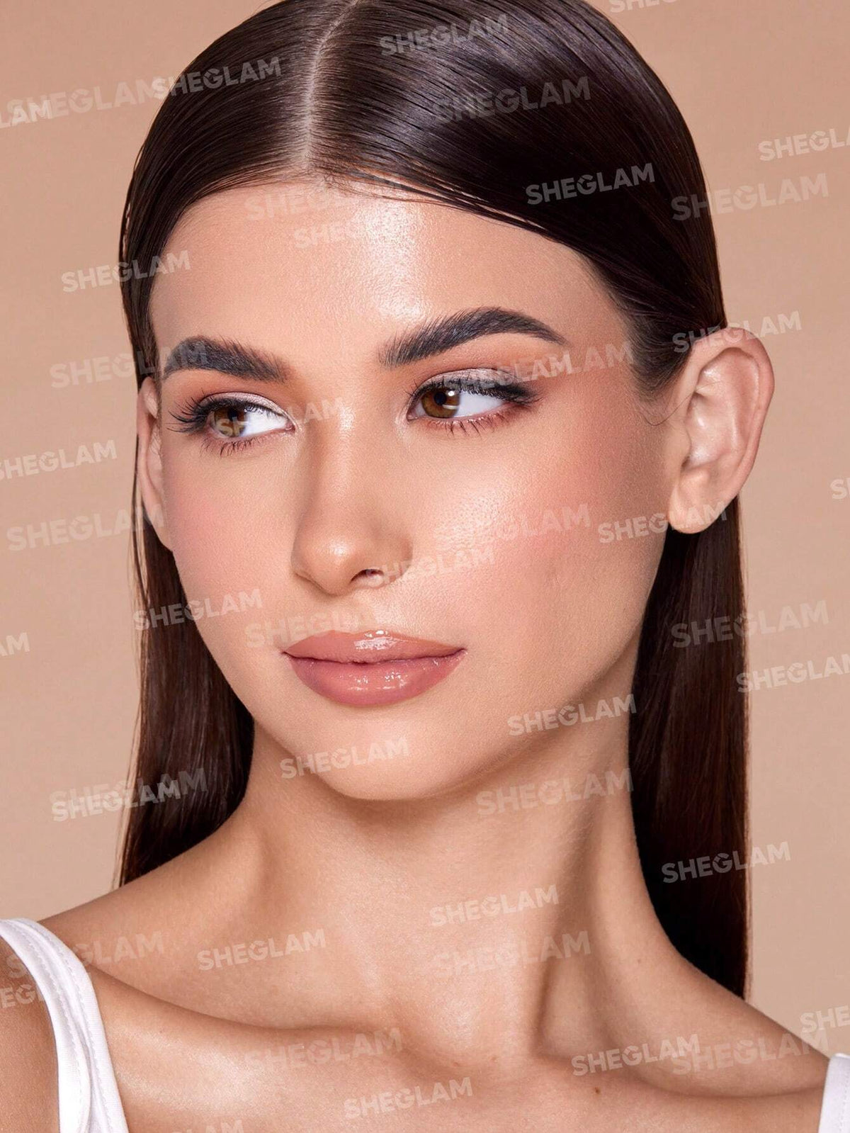 Woman with makeup on a beige background, featuring the brand SHEGLAM. Sheglam, Monza Outlet, Monza Fashion, Shein Outlet